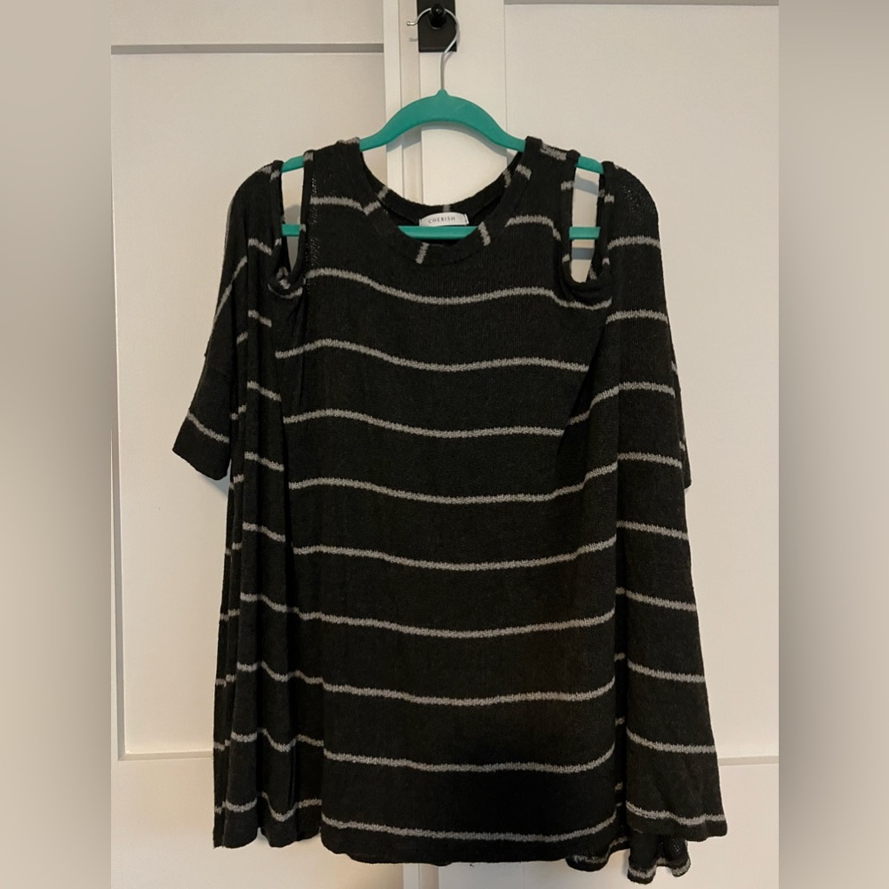 Peep shoulder flowy short sleeve top